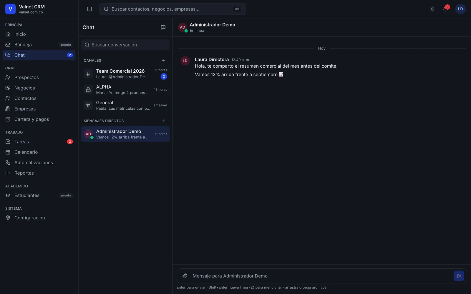 Chat interno de Valnet CRM con canales y mensajes directos, con datos ficticios